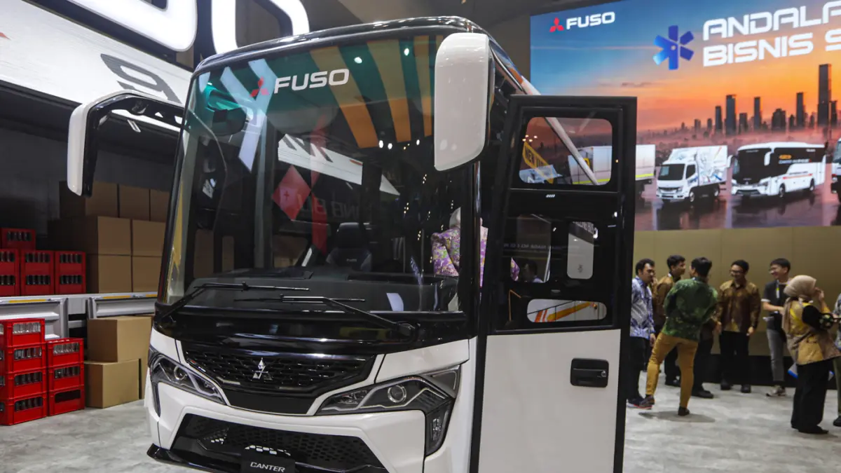 Mobil Canter Extra Long Bus diperlihatkan pada ajang Gaikindo Indonesia International Auto Show (GIIAS) 2026 di Indonesia Convention Exhibition (ICE) BSD, Serpong, Kabupaten Tangerang, Banten, Rabu (29/7/2026). (Salman Toyibi/Jawa Pos)
