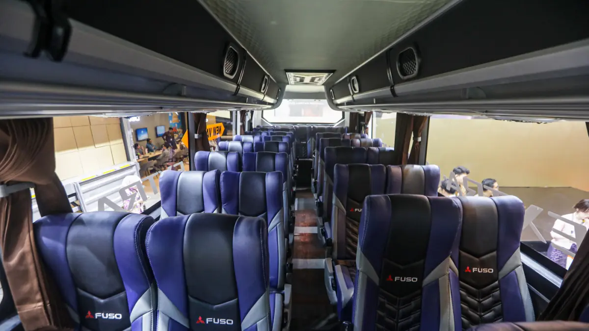 Mobil Canter Extra Long Bus diperlihatkan pada ajang Gaikindo Indonesia International Auto Show (GIIAS) 2026 di Indonesia Convention Exhibition (ICE) BSD, Serpong, Kabupaten Tangerang, Banten, Rabu (29/7/2026). (Salman Toyibi/Jawa Pos)