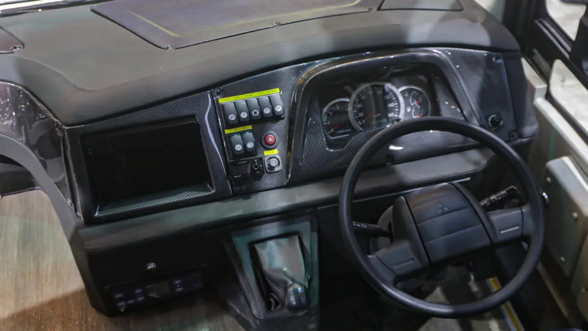 Mobil Canter Extra Long Bus diperlihatkan pada ajang Gaikindo Indonesia International Auto Show (GIIAS) 2026 di Indonesia Convention Exhibition (ICE) BSD, Serpong, Kabupaten Tangerang, Banten, Rabu (29/7/2026). (Salman Toyibi/Jawa Pos)