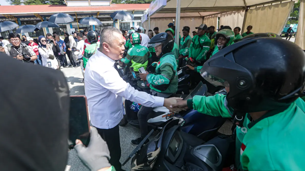 Menteri Perhubungan Dudy Purwagandhi saat meninjau sesi praktik pelatihan keselamatan berkendara dalam program “Safer Roads, Stronger Communities – Jalan Lebih Aman, Komunitas Lebih Kuat” di Terminal Jatijajar, Depok, Selasa (28/7/2026). (Salman Toyibi/Ja