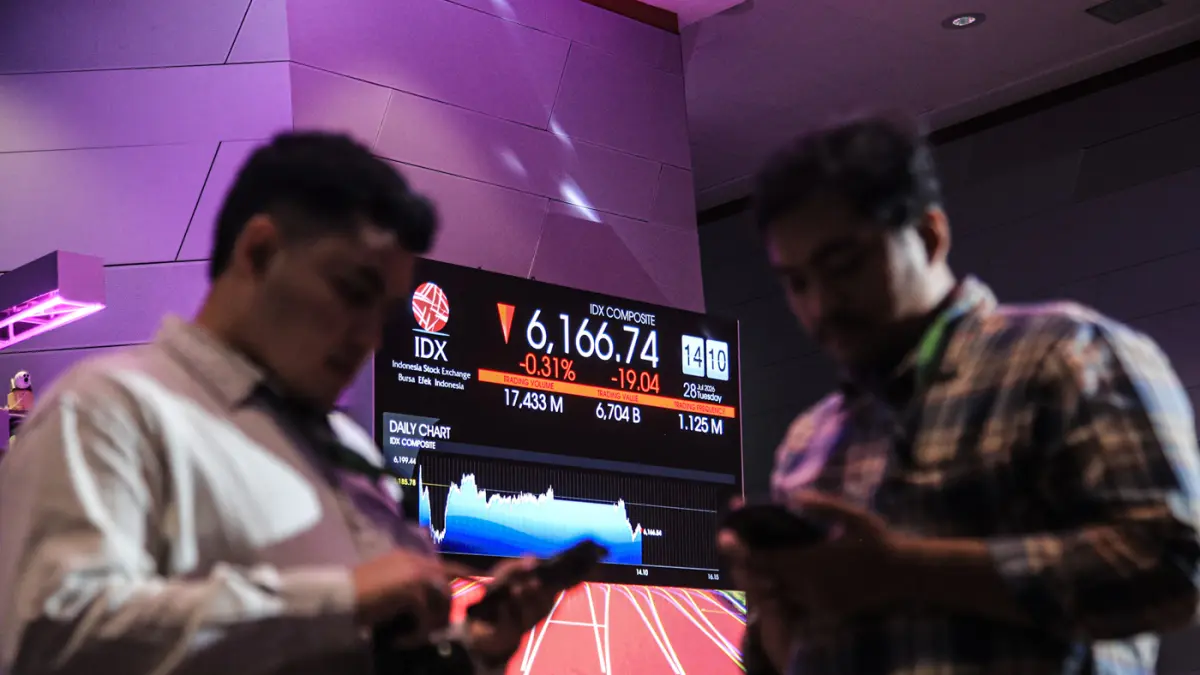 Pekerja berdiri di dekat layar yang menampilkan pergerakan Indeks Harga Saham Gabungan (IHSG) di Bursa Efek Indonesia (BEI), Jakarta, Selasa (28/7/2026). (Hanung Hambara/Jawa Pos)
