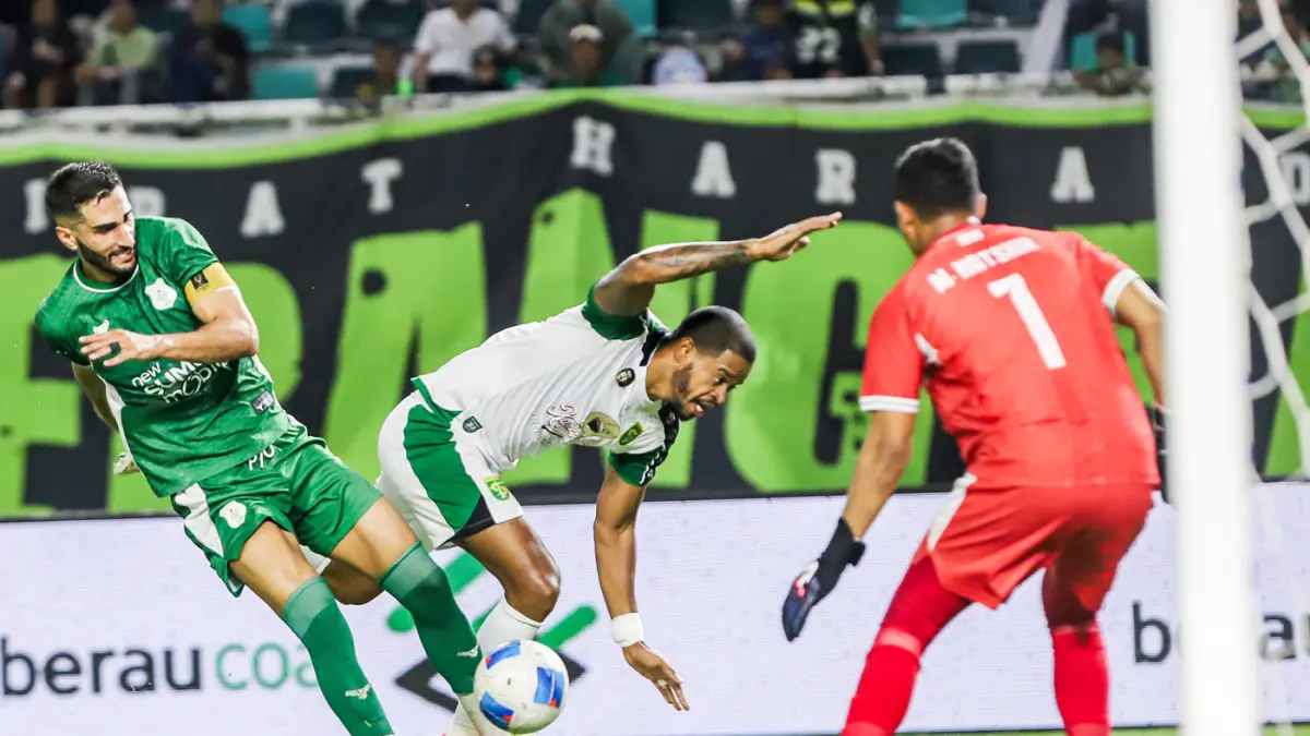 Pemain Persebaya, Alex Martins berebut bola dengan Pemain PSMS, Angelo Rafael dalam pertandingan Grup B Piala Presiden 2026 di Stadion Gelora Bung Tomo, Surabaya, Jawa Timur, Rabu (29/7). (Riana Setiawan/ Jawa Pos)