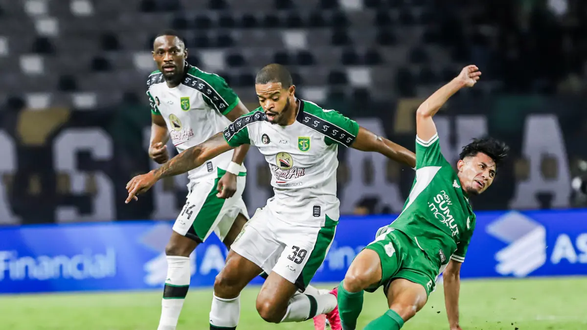 Pemain Persebaya, Alex Martins berebut bola dengan Pemain PSMS, Rayhan Utina dalam pertandingan Grup B Piala Presiden 2026 di Stadion Gelora Bung Tomo, Surabaya, Jawa Timur, Rabu (29/7). (Riana Setiawan/ Jawa Pos)