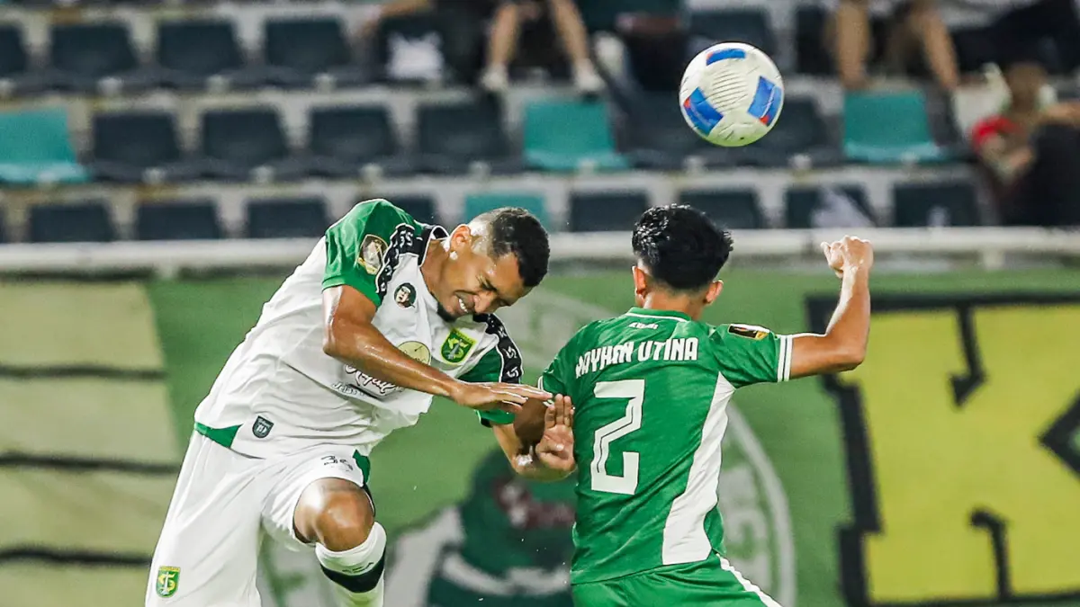 Pemain Persebaya, Jose Mota berebut bola dengan Pemain PSMS, Reyhan Utina dalam pertandingan Grup B Piala Presiden 2026 di Stadion Gelora Bung Tomo, Surabaya, Jawa Timur, Rabu (29/7). (Riana Setiawan/ Jawa Pos)