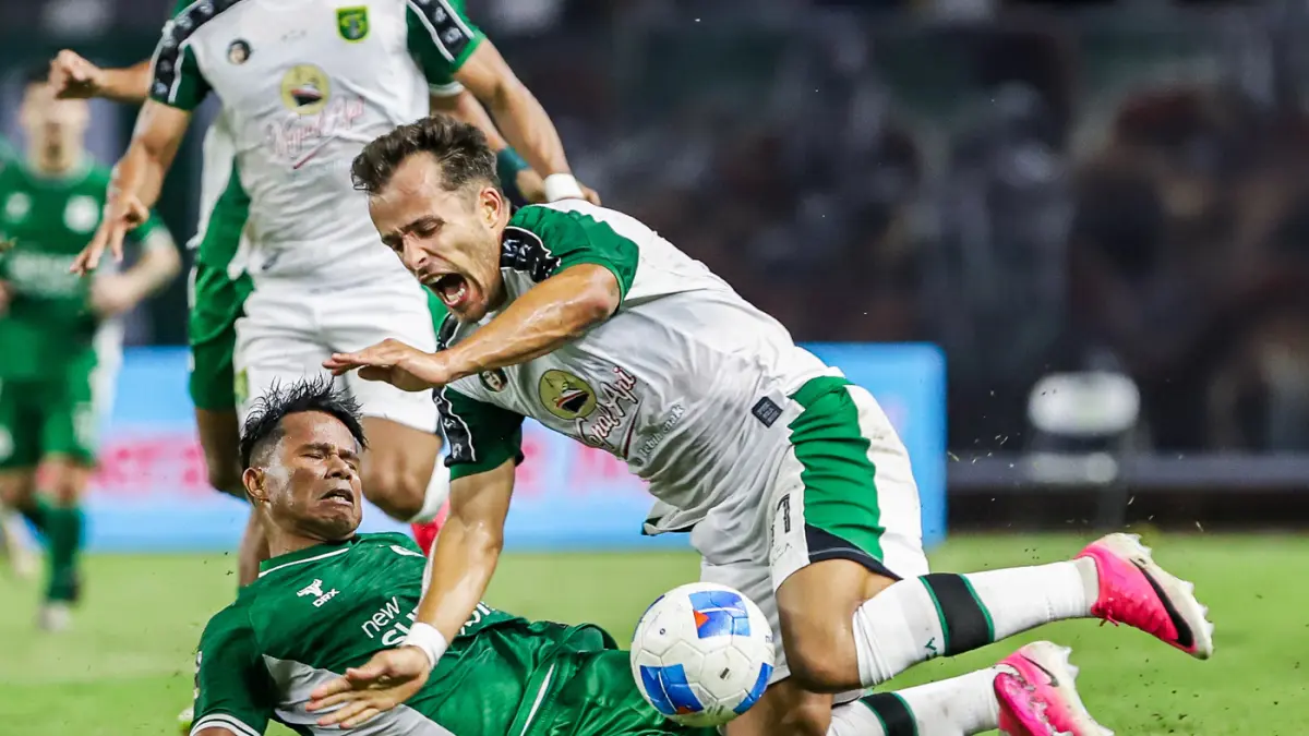 Pemain Persebaya, Miguel Angelo berebut bola dengan Pemain PSMS, Bintang Arrahim dalam pertandingan Grup B Piala Presiden 2026 di Stadion Gelora Bung Tomo, Surabaya, Jawa Timur, Rabu (29/7). (Riana Setiawan/ Jawa Pos)