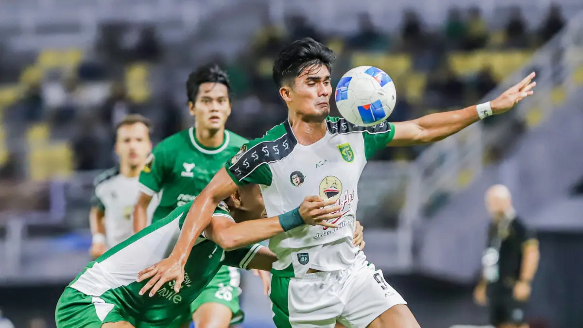 Pemain Persebaya, Sananta berebut bola dengan Pemain PSMS, Bintang Arrahim dalam pertandingan Grup B Piala Presiden 2026 di Stadion Gelora Bung Tomo, Surabaya, Jawa Timur, Rabu (29/7). (Riana Setiawan/ Jawa Pos)