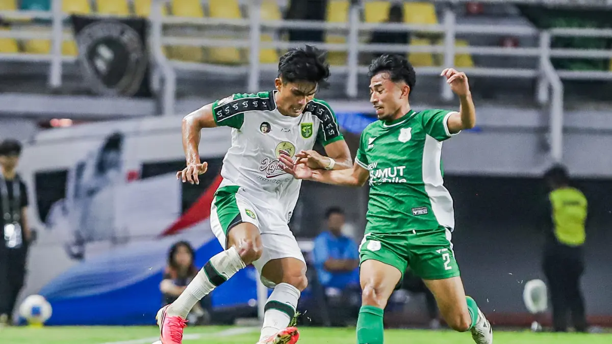 Pemain Persebaya, Sananta berebut bola dengan Pemain PSMS, Rayhan Utina dalam pertandingan Grup B Piala Presiden 2026 di Stadion Gelora Bung Tomo, Surabaya, Jawa Timur, Rabu (29/7). (Riana Setiawan/ Jawa Pos)