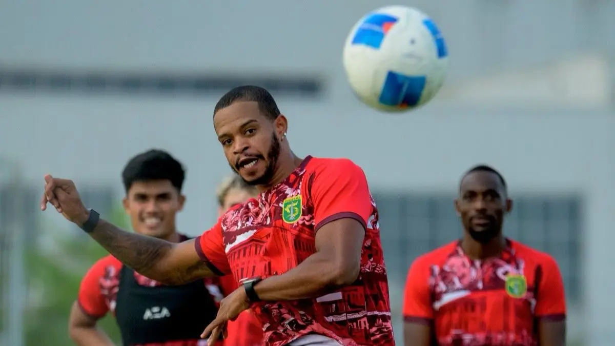 Pemain Persebaya Surabaya berusaha mempertahankan tren kemenangan saat menghadapi PSMS Medan pada laga kedua Grup B Piala Presiden 2026 di Stadion Gelora Bung Tomo. (Persebaya) - Image