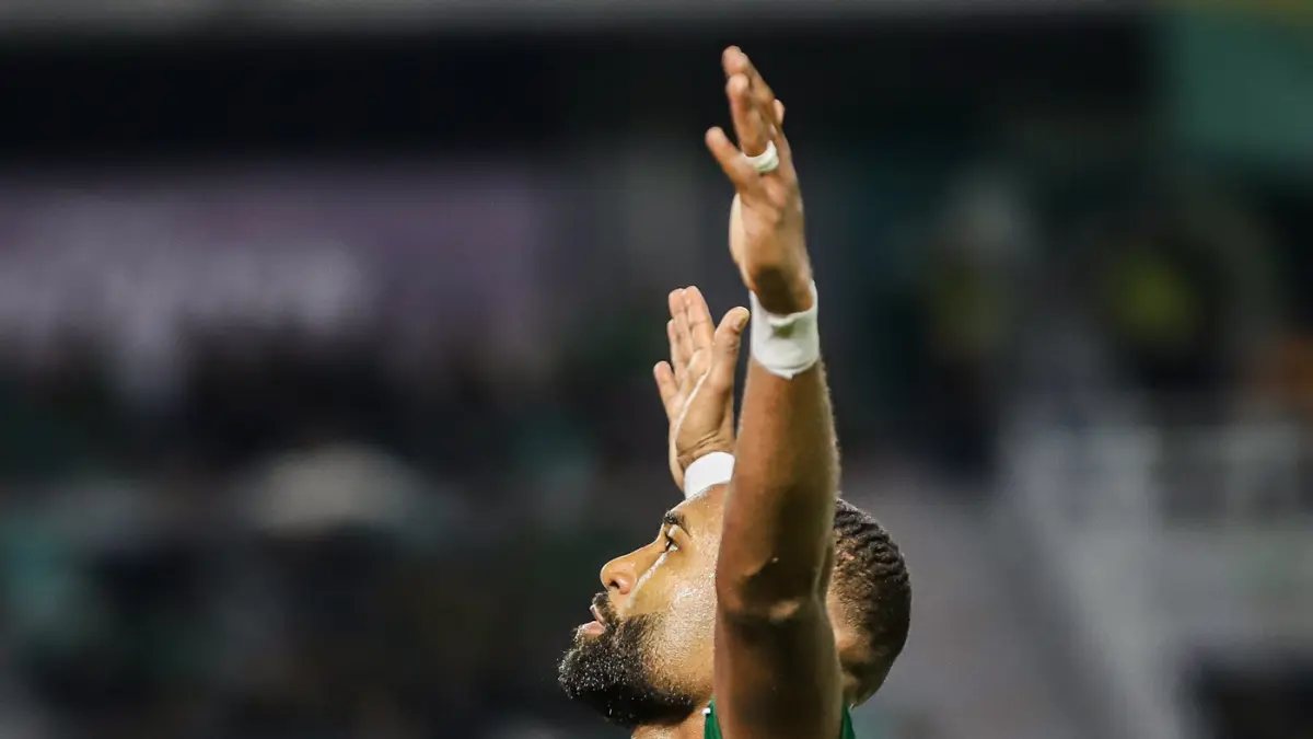 Pemain Persebaya, Tiran Fernandes berselenrasi usai mencetak gol ke gawang PSMS, dalam pertandingan Grup B Piala Presiden 2026 di Stadion Gelora Bung Tomo, Surabaya, Jawa Timur, Rabu (29/7). (Riana Setiawan/ Jawa Pos)