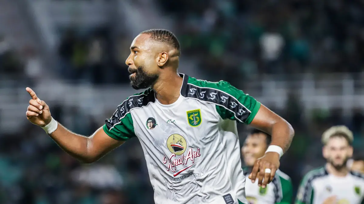 Pemain Persebaya, Tiran Fernandes berselenrasi usai mencetak gol ke gawang PSMS, dalam pertandingan Grup B Piala Presiden 2026 di Stadion Gelora Bung Tomo, Surabaya, Jawa Timur, Rabu (29/7). (Riana Setiawan/ Jawa Pos)