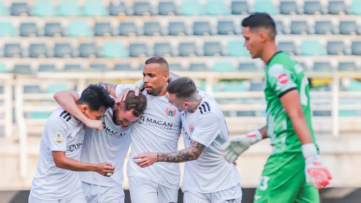 Pemain Persija Stjepan Loncar melakukan selebrasi ydai mencetak gol ke gawang Port FC dalam pertandingan Grup B Piala Presiden 2026 di Stadion Gelora Bung Tomo, Surabaya, Jawa Timur, Rabu (29/7). (Riana Setiawan/ Jawa Pos)