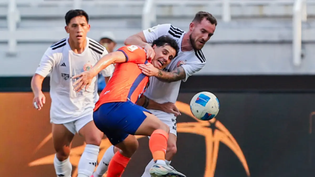 Pemain Port FC Bruno Moreira berebut bola dengan Pemain Persija Stjepan Loncar dalam pertandingan Grup B Piala Presiden 2026 di Stadion Gelora Bung Tomo, Surabaya, Jawa Timur, Rabu (29/7). (Riana Setiawan/ Jawa Pos)