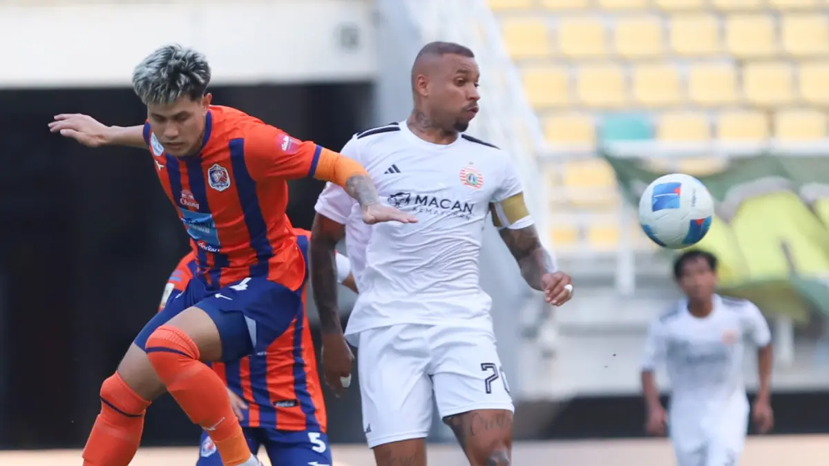 Pemain Port FC Suphanan berebut bola dengan Pemain Persija Gustavo Almeida dalam pertandingan Grup B Piala Presiden 2026 di Stadion Gelora Bung Tomo, Surabaya, Jawa Timur, Rabu (29/7). (Riana Setiawan/ Jawa Pos)