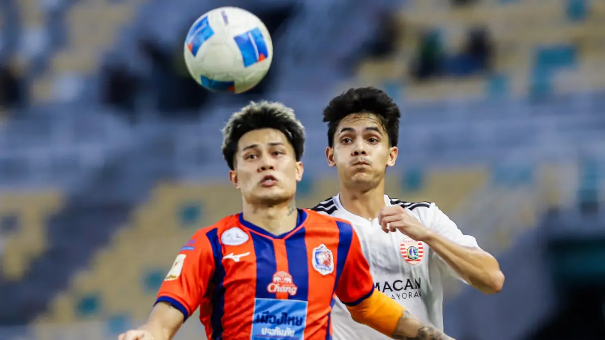 Pemain Port FC Suphanan berebut bola dengan Pemain Persija Victor Jonson dalam pertandingan Grup B Piala Presiden 2026 di Stadion Gelora Bung Tomo, Surabaya, Jawa Timur, Rabu (29/7). (Riana Setiawan/ Jawa Pos)