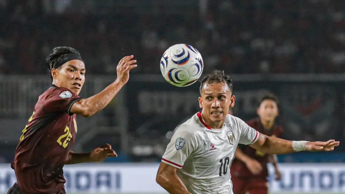 Pesepak bola Timnas Indonesia Egy Maulana Vikri (kanan) menguasai bola dikawal ketat pesepak bola Kamboja Sokmeng Chea (kiri) pada ASEAN Hyundai Cup 2026 di Stadion Pakansari, Kabupaten Bogor, Jawa Barat, Senin (27/7/2026). (Salman Toyibi/Jawa Pos)