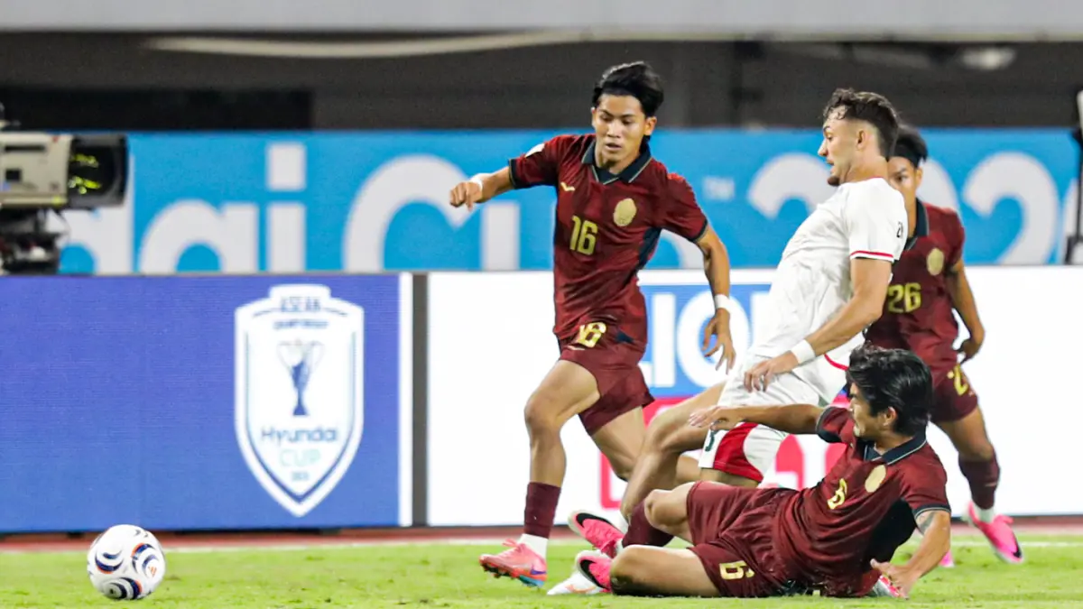 Pesepak bola Timnas Indonesia menendang bola kearah gawang Kamboja pada pertandingan Grup A ASEAN Championship atau Piala AFF 2026 di Stadion Gelora Pakansari, Kabupaten Bogor, Jawa Barat, Senin (27/7/2026). (Salman Toyibi/Jawa Pos)