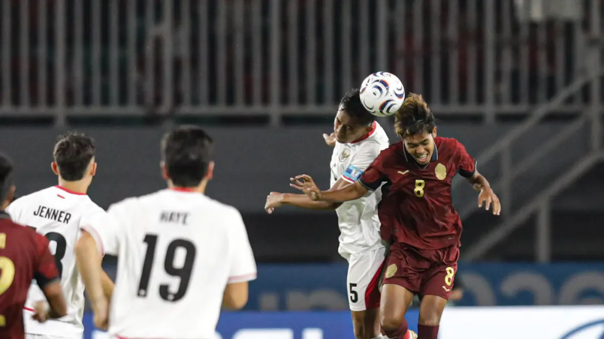 Pesepak bola Timnas Indonesia menendang bola kearah gawang Kamboja pada pertandingan Grup A ASEAN Championship atau Piala AFF 2026 di Stadion Gelora Pakansari, Kabupaten Bogor, Jawa Barat, Senin (27/7/2026). (Salman Toyibi/Jawa Pos)