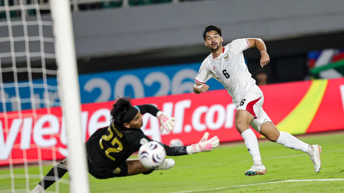 Pesepak bola Timnas Indonesia menendang bola kearah gawang Kamboja pada pertandingan Grup A ASEAN Championship atau Piala AFF 2026 di Stadion Gelora Pakansari, Kabupaten Bogor, Jawa Barat, Senin (27/7/2026). (Salman Toyibi/Jawa Pos)