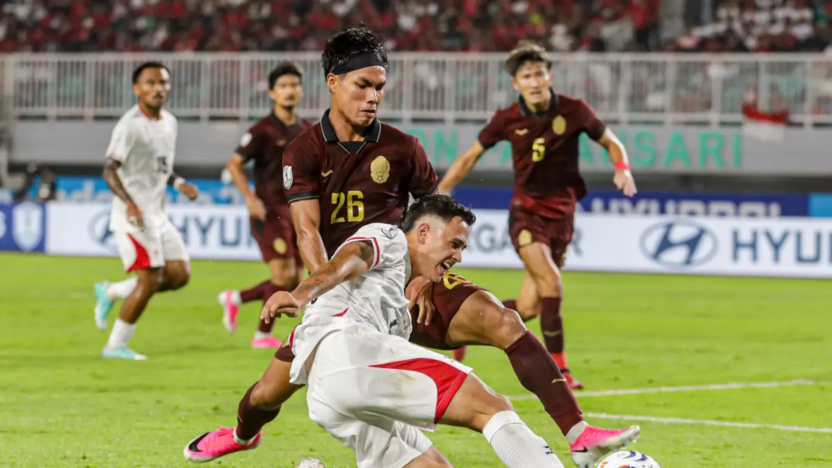 Pesepak bola Timnas Indonesia menendang bola kearah gawang Kamboja pada pertandingan Grup A ASEAN Championship atau Piala AFF 2026 di Stadion Gelora Pakansari, Kabupaten Bogor, Jawa Barat, Senin (27/7/2026). (Salman Toyibi/Jawa Pos)