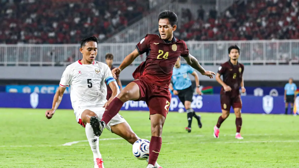 Pesepak bola Timnas Indonesia menendang bola kearah gawang Kamboja pada pertandingan Grup A ASEAN Championship atau Piala AFF 2026 di Stadion Gelora Pakansari, Kabupaten Bogor, Jawa Barat, Senin (27/7/2026). (Salman Toyibi/Jawa Pos)