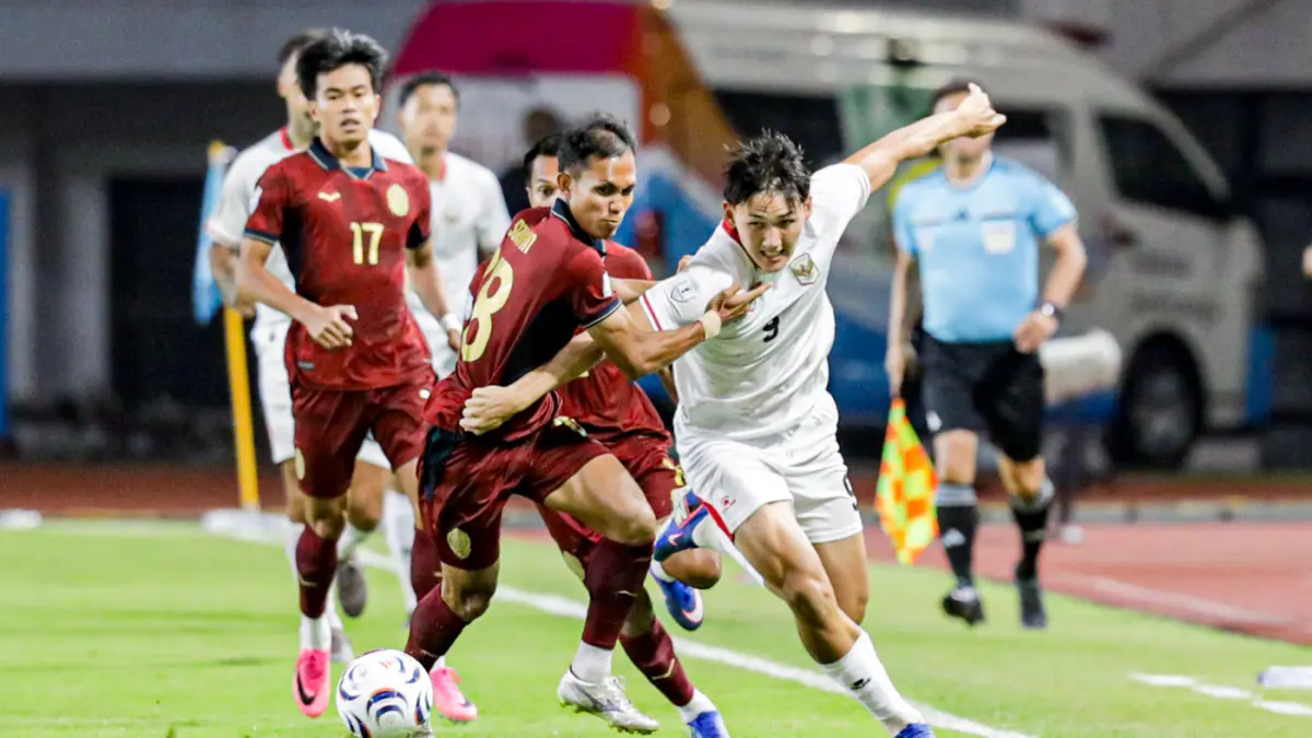 Pesepak bola Timnas Indonesia menendang bola kearah gawang Kamboja pada pertandingan Grup A ASEAN Championship atau Piala AFF 2026 di Stadion Gelora Pakansari, Kabupaten Bogor, Jawa Barat, Senin (27/7/2026). (Salman Toyibi/Jawa Pos)