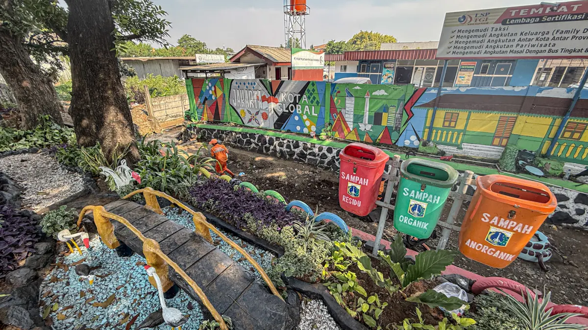 Sejumlah anggota PPSU Kelurahan Susukan membuat taman di lahan tidur di samping jalan Suprijadi, Jakarta, Selasa (28/07/2026). (Hanung Hambara/Jawa Pos)