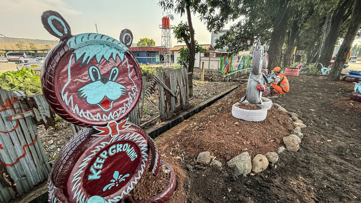 Sejumlah anggota PPSU Kelurahan Susukan membuat taman di lahan tidur di samping jalan Suprijadi, Jakarta, Selasa (28/07/2026). (Hanung Hambara/Jawa Pos)