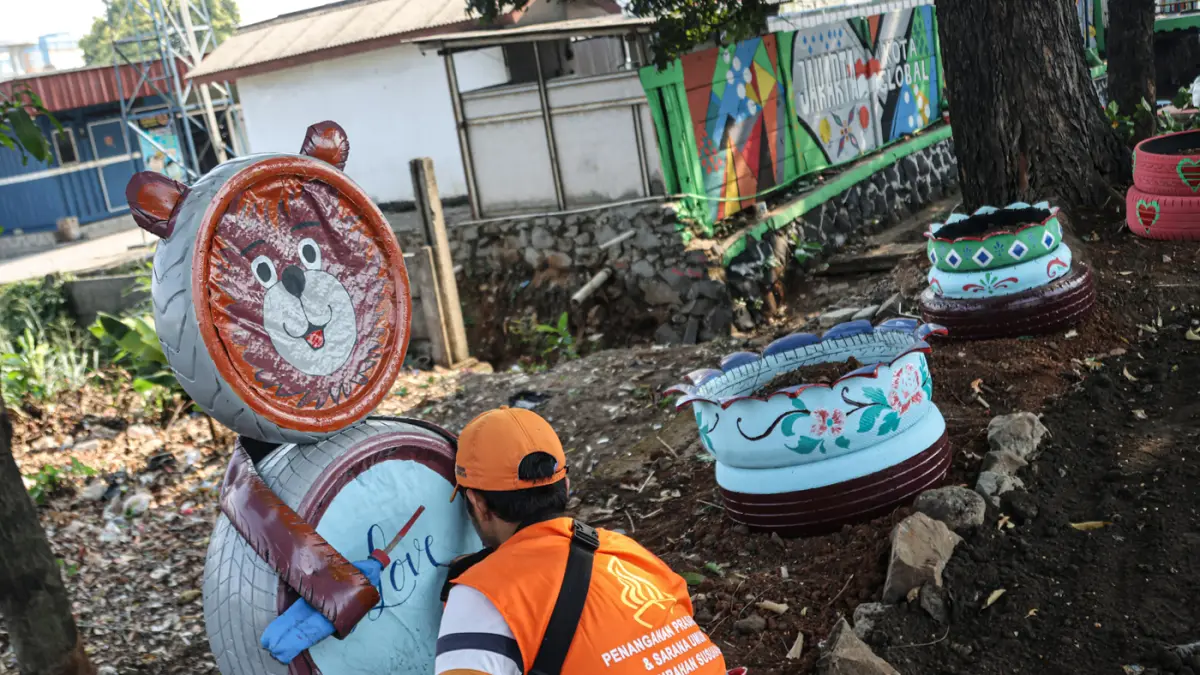 Sejumlah anggota PPSU Kelurahan Susukan membuat taman di lahan tidur di samping jalan Suprijadi, Jakarta, Selasa (28/07/2026). (Hanung Hambara/Jawa Pos)