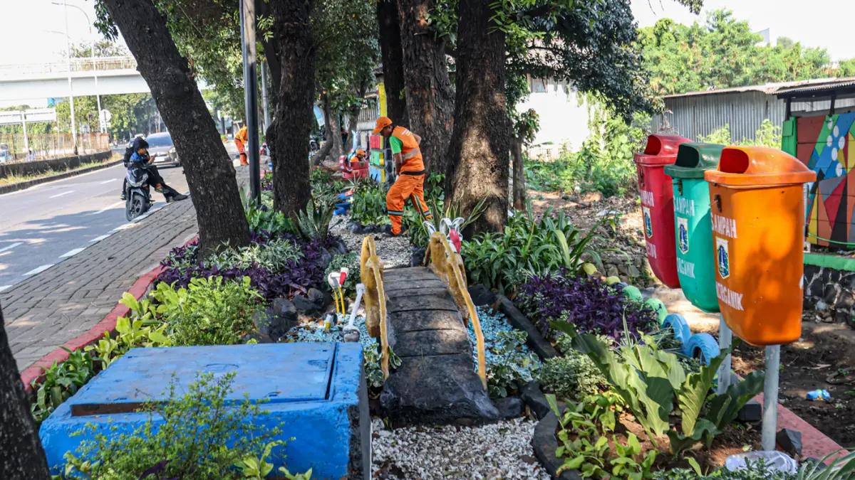 Sejumlah anggota PPSU Kelurahan Susukan membuat taman di lahan tidur di samping jalan Suprijadi, Jakarta, Selasa (28/07/2026). (Hanung Hambara/Jawa Pos)