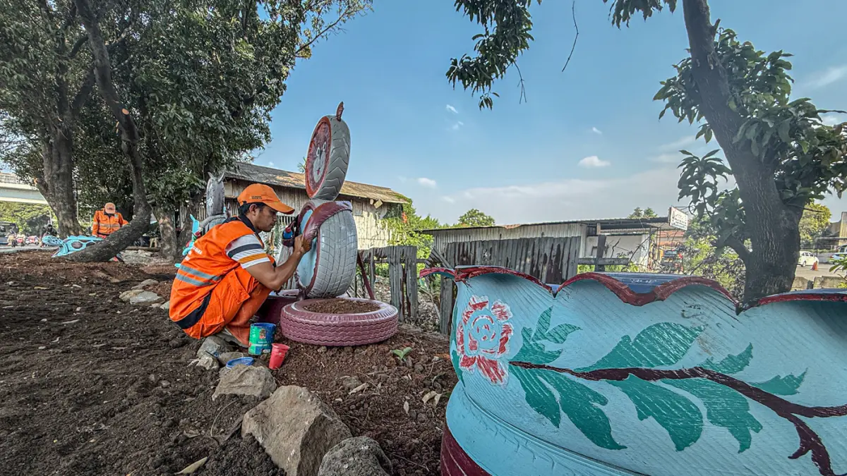 Sejumlah anggota PPSU Kelurahan Susukan membuat taman di lahan tidur di samping jalan Suprijadi, Jakarta, Selasa (28/07/2026). (Hanung Hambara/Jawa Pos)