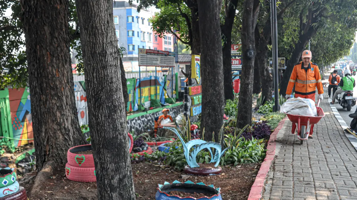 Sejumlah anggota PPSU Kelurahan Susukan membuat taman di lahan tidur di samping jalan Suprijadi, Jakarta, Selasa (28/07/2026). (Hanung Hambara/Jawa Pos)