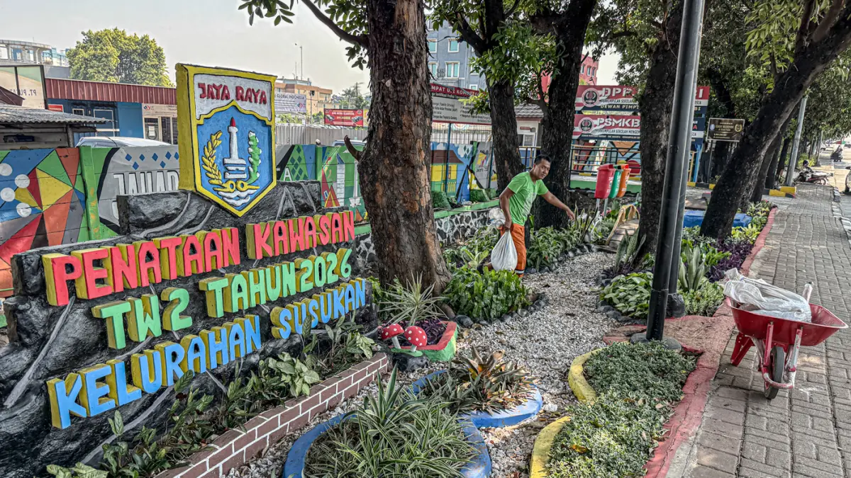 Sejumlah anggota PPSU Kelurahan Susukan membuat taman di lahan tidur di samping jalan Suprijadi, Jakarta, Selasa (28/07/2026). (Hanung Hambara/Jawa Pos)