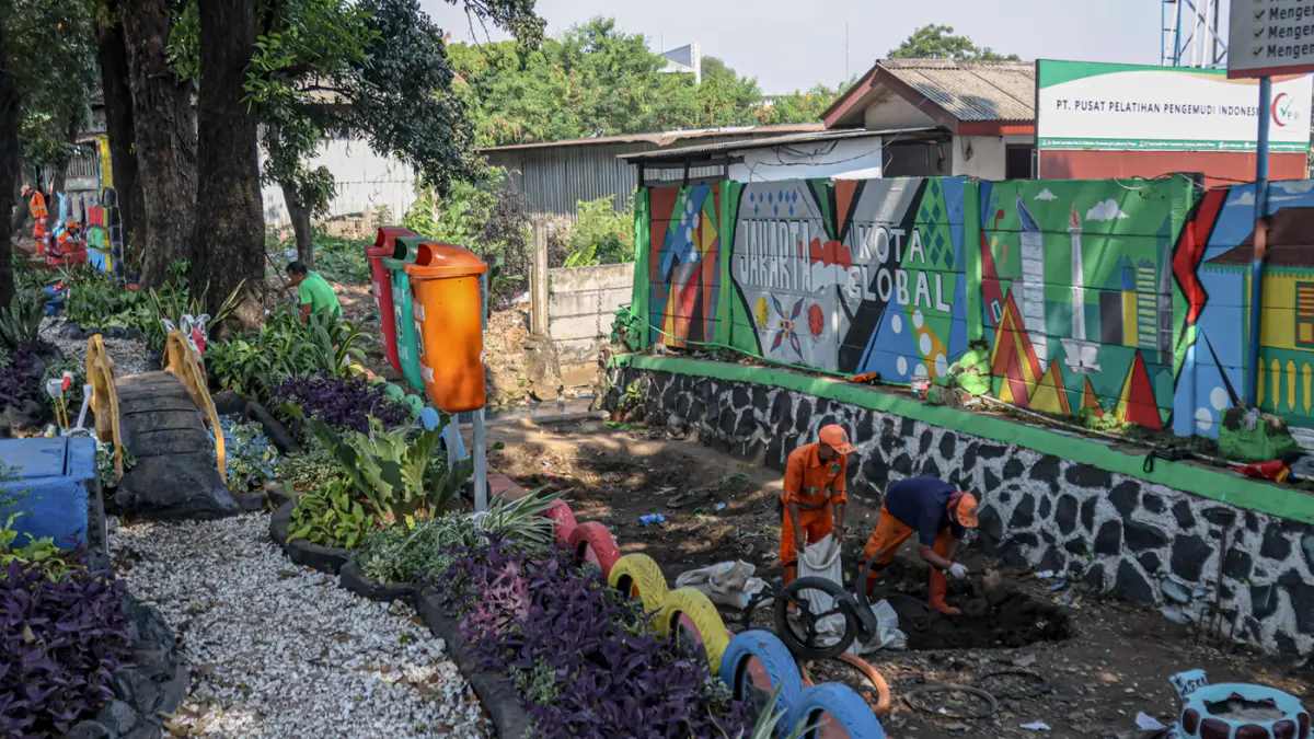 Sejumlah anggota PPSU Kelurahan Susukan membuat taman di lahan tidur di samping jalan Suprijadi, Jakarta, Selasa (28/07/2026). (Hanung Hambara/Jawa Pos)