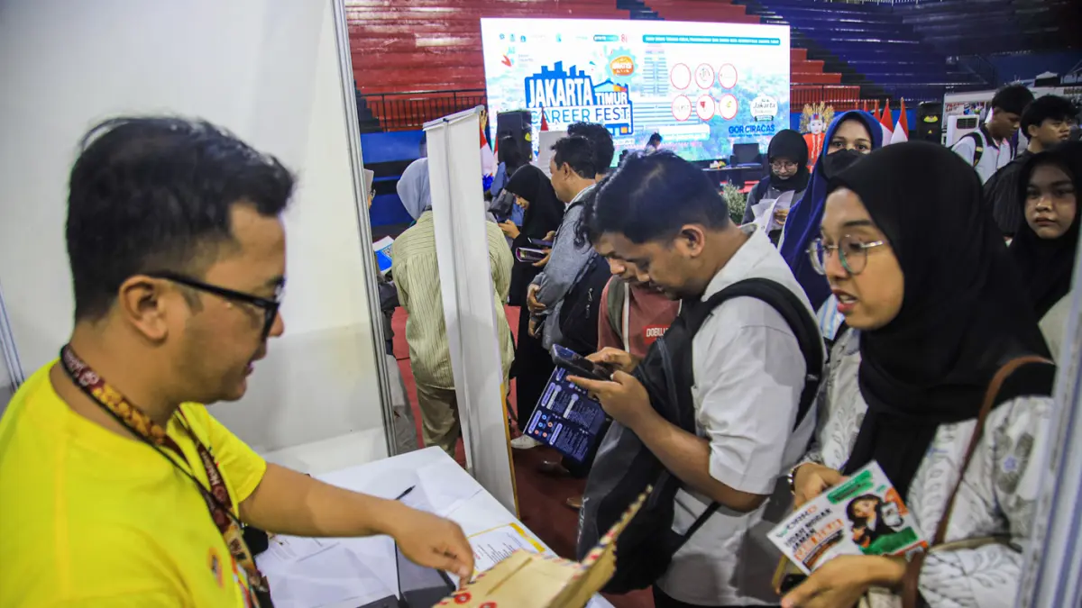 Sejumlah pencari kerja melihat lowongan pekerjaan di Jakarta Timur Caree Fest di GOR Ciracas, Jakarta, Rabu (29/07/2026). (Hanung Hambara/Jawa Pos)