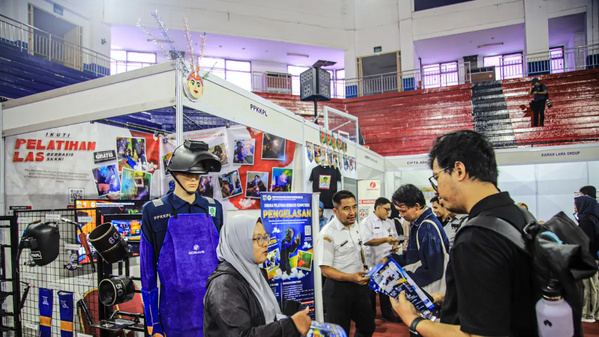 Sejumlah pencari kerja melihat lowongan pekerjaan di Jakarta Timur Caree Fest di GOR Ciracas, Jakarta, Rabu (29/07/2026). (Hanung Hambara/Jawa Pos)