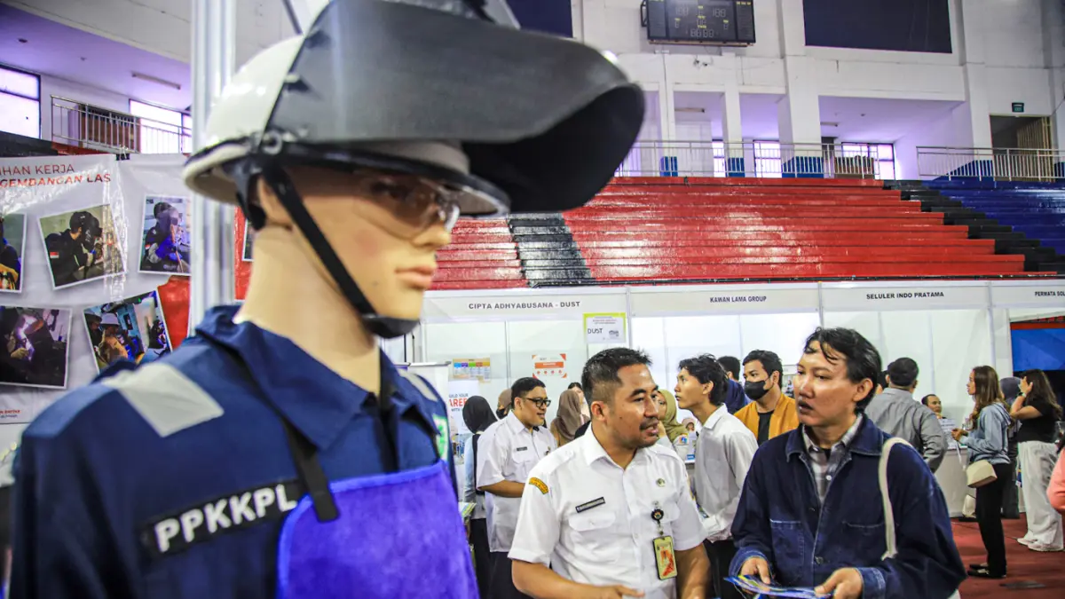 Sejumlah pencari kerja melihat lowongan pekerjaan di Jakarta Timur Caree Fest di GOR Ciracas, Jakarta, Rabu (29/07/2026). (Hanung Hambara/Jawa Pos)