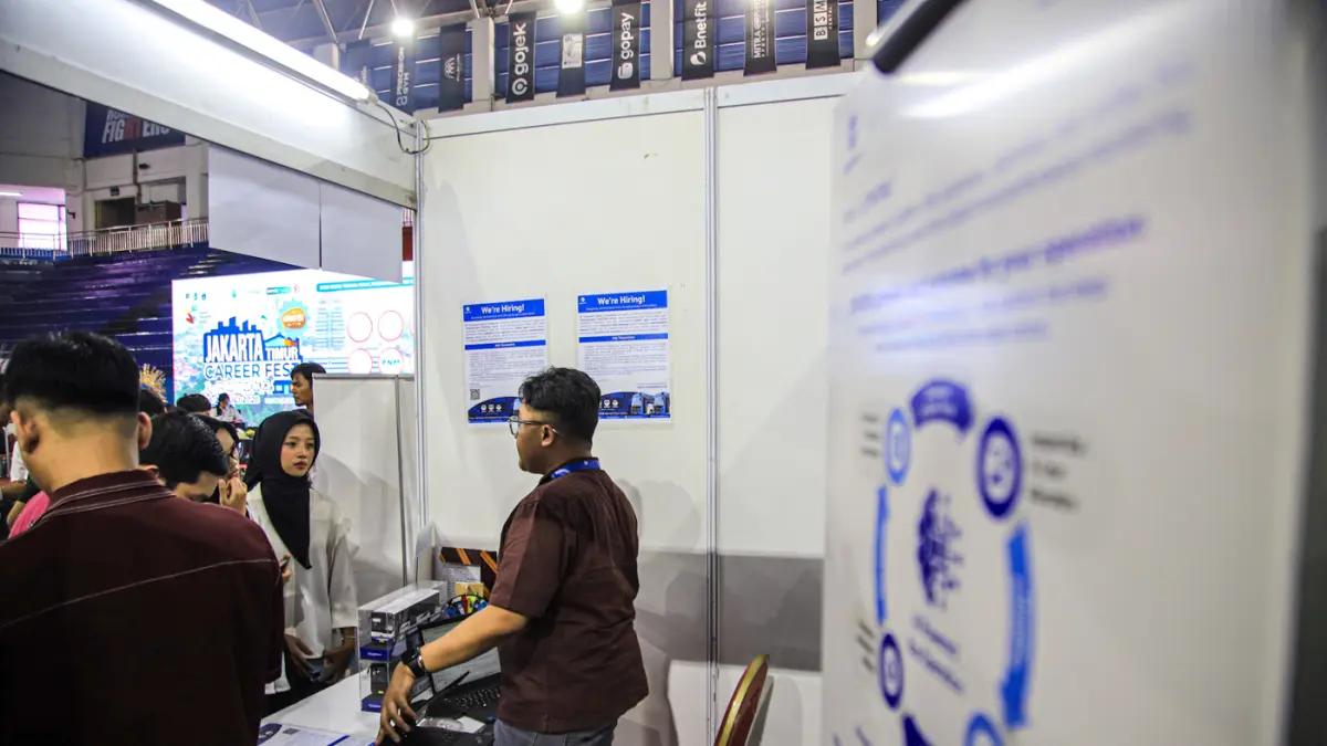 Sejumlah pencari kerja melihat lowongan pekerjaan di Jakarta Timur Caree Fest di GOR Ciracas, Jakarta, Rabu (29/07/2026). (Hanung Hambara/Jawa Pos)