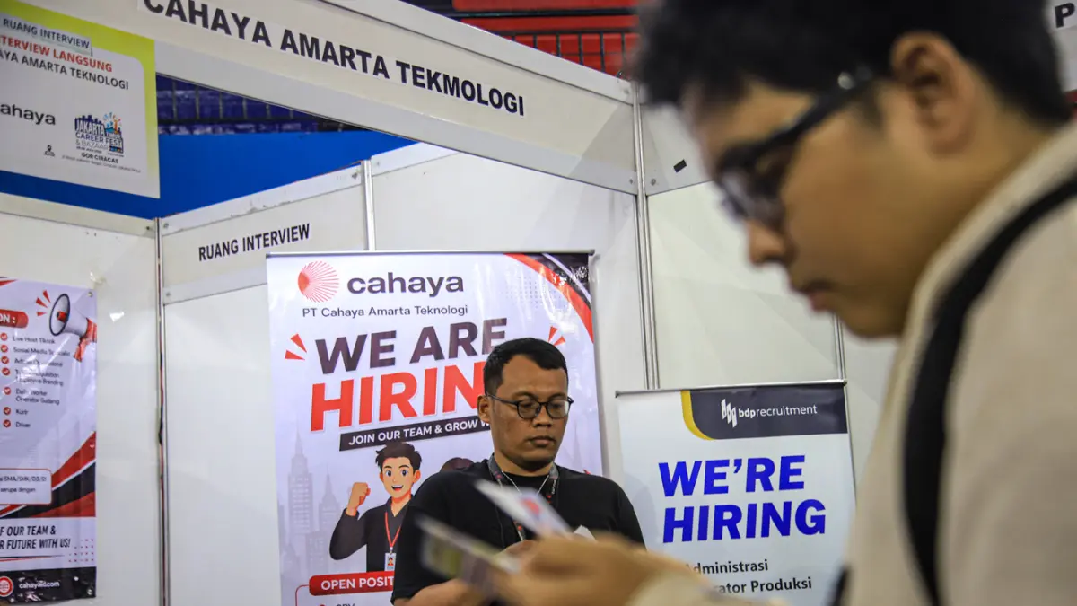 Sejumlah pencari kerja melihat lowongan pekerjaan di Jakarta Timur Caree Fest di GOR Ciracas, Jakarta, Rabu (29/07/2026). (Hanung Hambara/Jawa Pos)