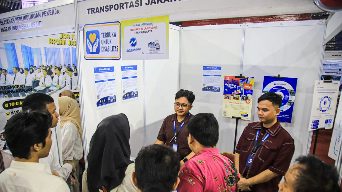 Sejumlah pencari kerja melihat lowongan pekerjaan di Jakarta Timur Caree Fest di GOR Ciracas, Jakarta, Rabu (29/07/2026). (Hanung Hambara/Jawa Pos)