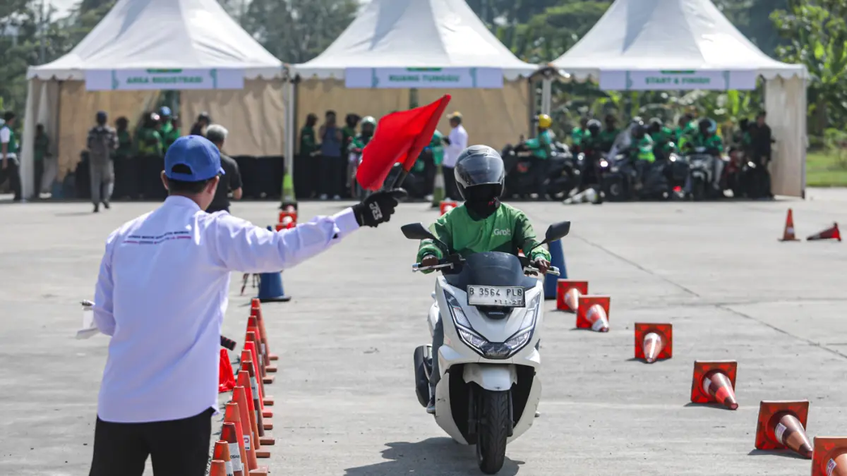 Sejumlah peserta mengikuti pelatihan keselamatan berkendara dalam program “Safer Roads, Stronger Communities – Jalan Lebih Aman, Komunitas Lebih Kuat” di Terminal Jatijajar, Depok, Selasa (28/7/2026). (Salman Toyibi/Jawa Pos)