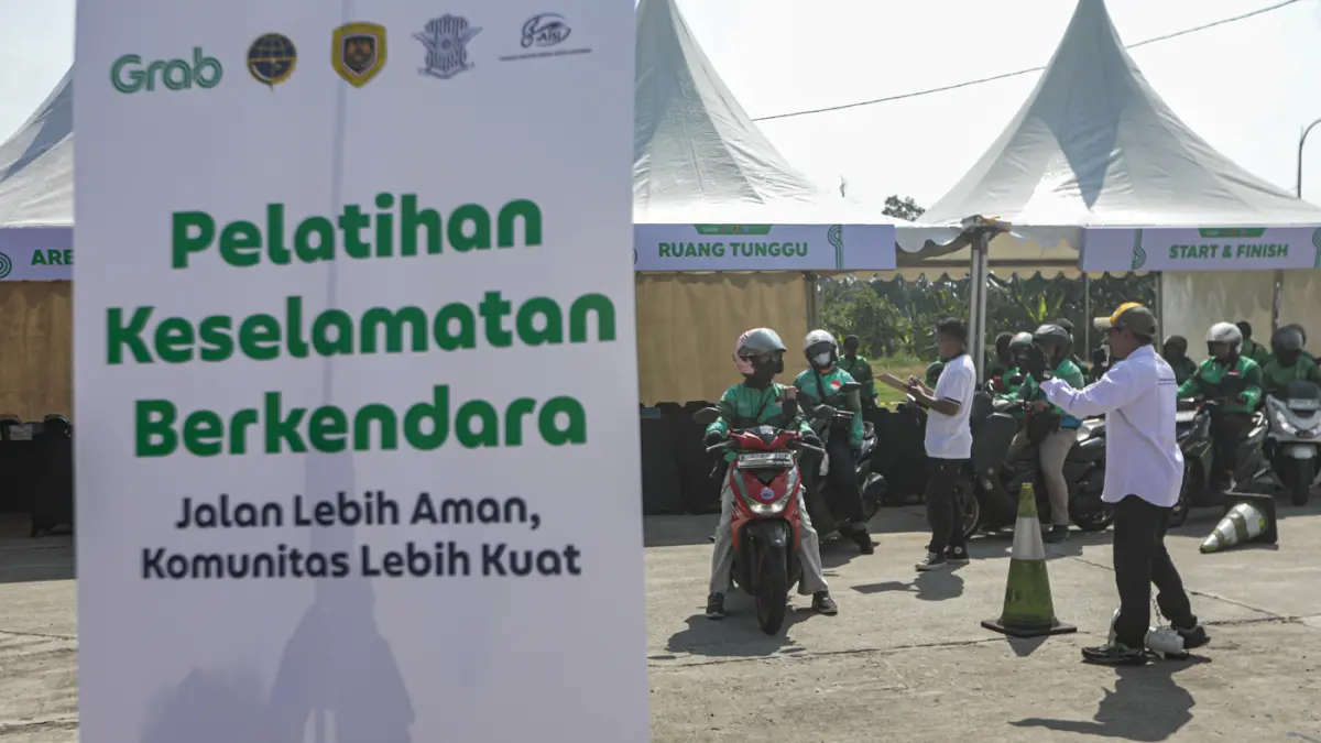Sejumlah peserta mengikuti pelatihan keselamatan berkendara dalam program “Safer Roads, Stronger Communities – Jalan Lebih Aman, Komunitas Lebih Kuat” di Terminal Jatijajar, Depok, Selasa (28/7/2026). (Salman Toyibi/Jawa Pos)