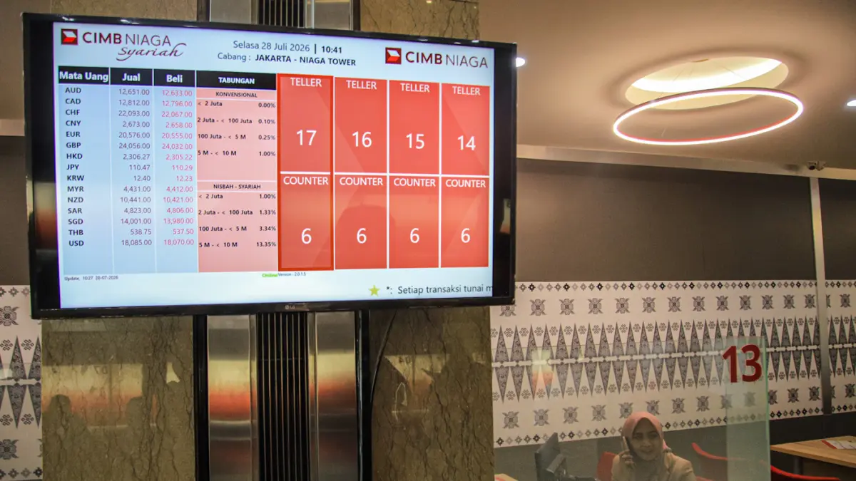 Suasana aktifitas pelayanan nasabah di Bank CIMB Niaga Syariah di Jakarta, Selasa (28/07/2026). (Hanung Hambara/Jawa Pos)