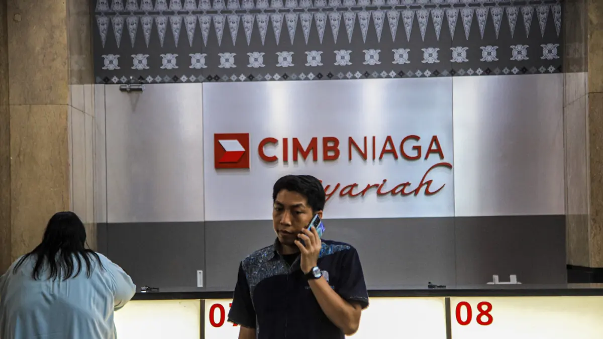 Suasana aktifitas pelayanan nasabah di Bank CIMB Niaga Syariah di Jakarta, Selasa (28/07/2026). (Hanung Hambara/Jawa Pos)