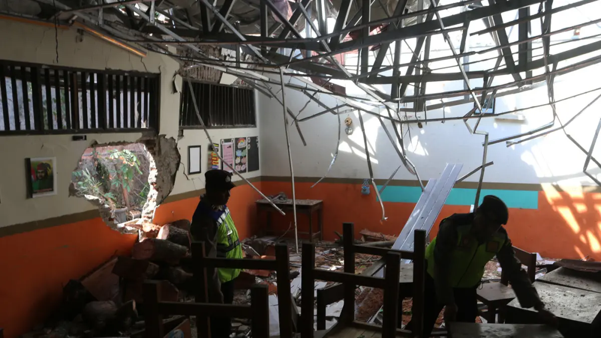 Suasana kondisi ruang kelas yang rusak di SD Negeri Sendangmulyo 3, Tembalang, Semarang, Jawa Tengah, Selasa (28/7/2026). (Nur Chamim/Jawa Pos Radar Semarang)