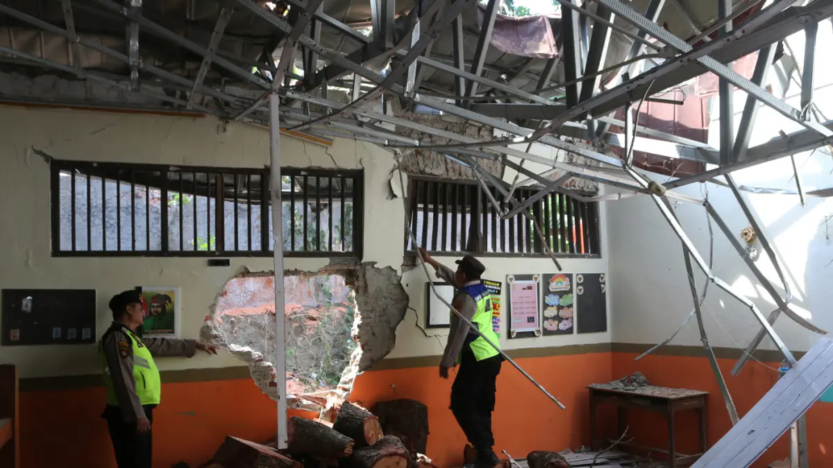 Suasana kondisi ruang kelas yang rusak di SD Negeri Sendangmulyo 3, Tembalang, Semarang, Jawa Tengah, Selasa (28/7/2026). (Nur Chamim/Jawa Pos Radar Semarang)