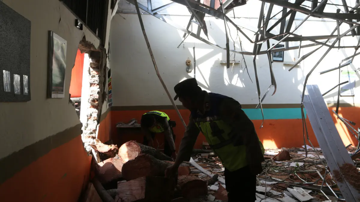 Suasana kondisi ruang kelas yang rusak di SD Negeri Sendangmulyo 3, Tembalang, Semarang, Jawa Tengah, Selasa (28/7/2026). (Nur Chamim/Jawa Pos Radar Semarang)