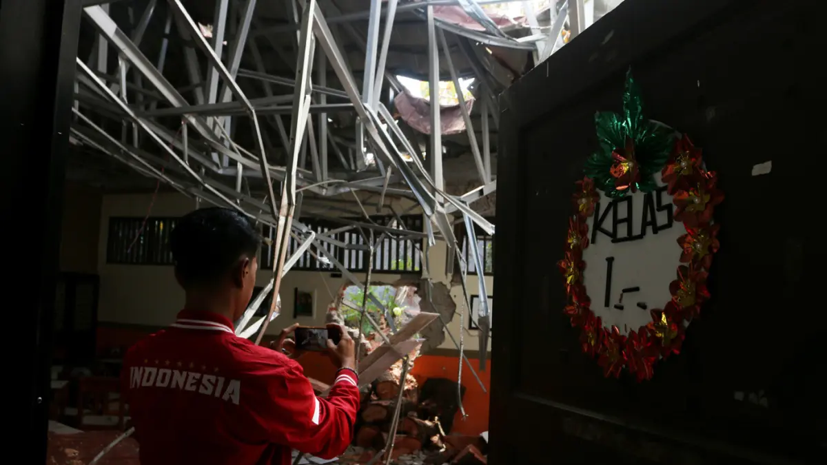 Suasana kondisi ruang kelas yang rusak di SD Negeri Sendangmulyo 3, Tembalang, Semarang, Jawa Tengah, Selasa (28/7/2026). (Nur Chamim/Jawa Pos Radar Semarang)
