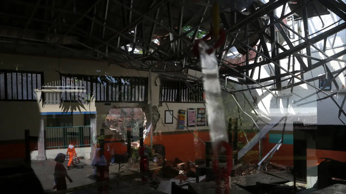 Suasana kondisi ruang kelas yang rusak di SD Negeri Sendangmulyo 3, Tembalang, Semarang, Jawa Tengah, Selasa (28/7/2026). (Nur Chamim/Jawa Pos Radar Semarang)