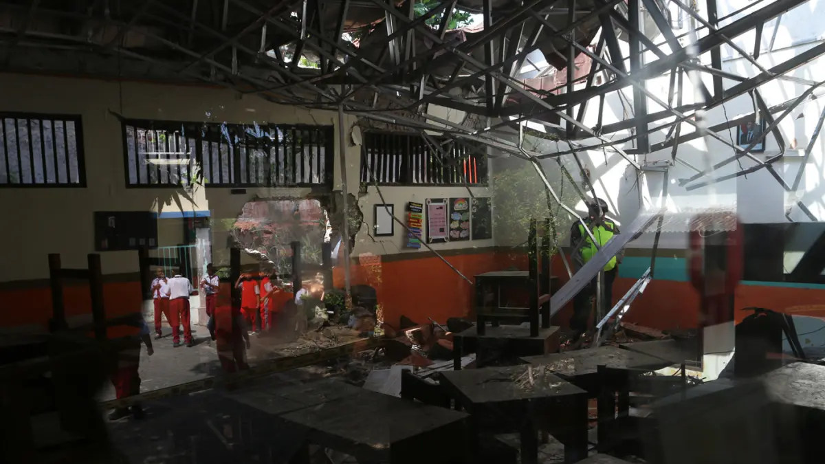 Suasana kondisi ruang kelas yang rusak di SD Negeri Sendangmulyo 3, Tembalang, Semarang, Jawa Tengah, Selasa (28/7/2026). (Nur Chamim/Jawa Pos Radar Semarang)