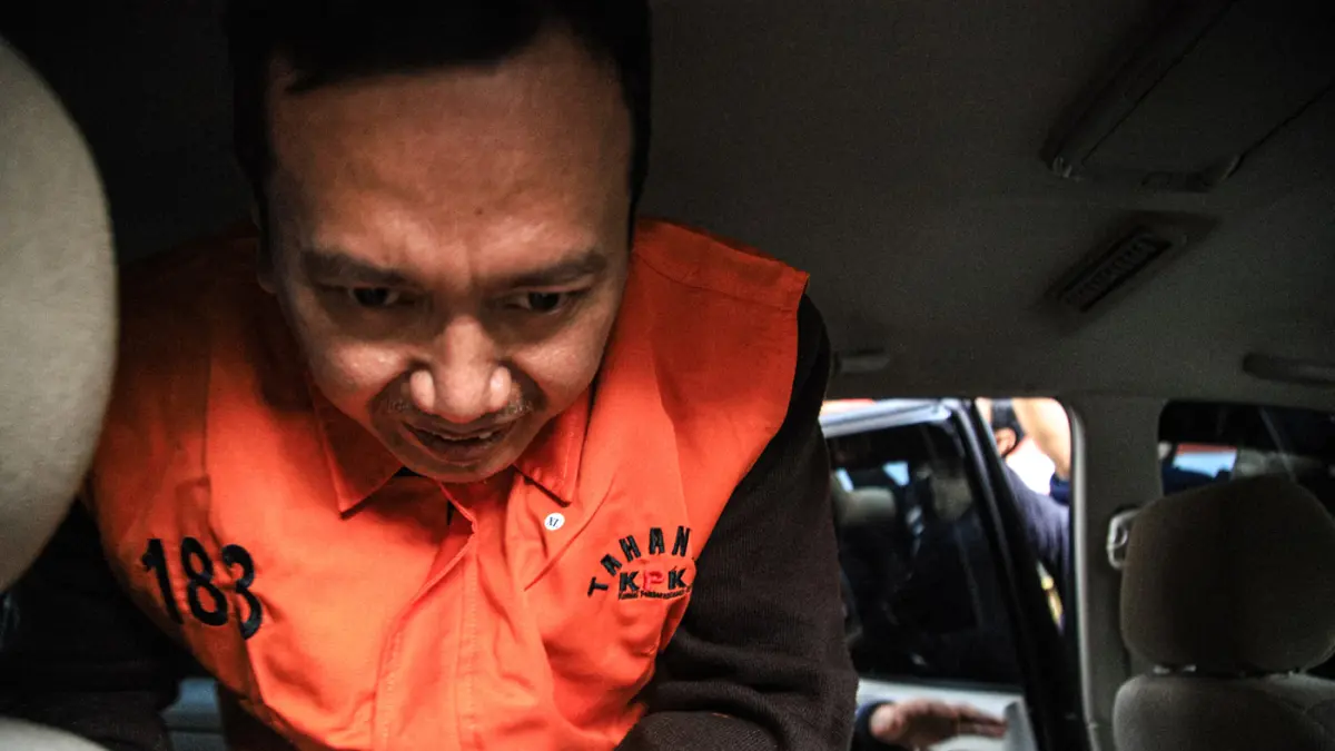 Tersangka kasus suap dana hibah Kelompok Masyarakat (Pokmas) TA 2019–2022, Moch. Mahrus (tengah) mengenakan rompi orange keluar menuju mobil tahanan usai menjalani pemeriksaan lanjutan di Gedung Merah Putih KPK, Jakarta, Selasa (28/07/2026). (Hanung Hamba